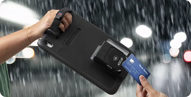 坚固耐用的 ID TECH 终端在大雨中户外使用